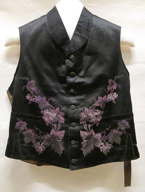 Vest (man) van zwart satijn met een garnering van ingeweven paarse, witte en bruine florale…