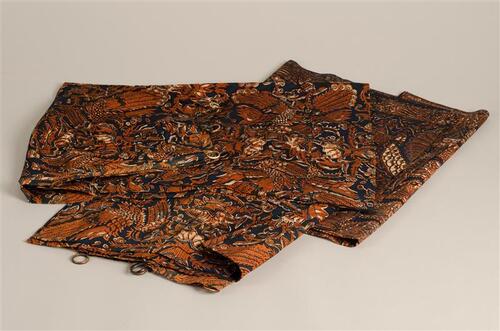Twee gordijntjes en een lap (batik)