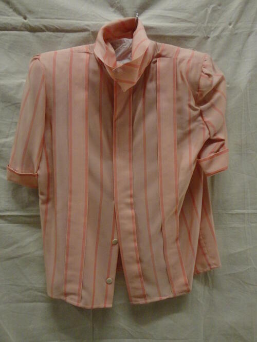 Blouse van wit/roze gestreept zijdemengsel met dikkere strepen in roze met colkraag