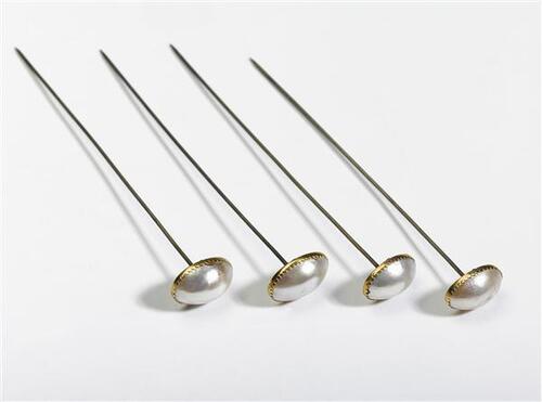 Vier steekspelden (:E-H), verguld zilver, met een ovaal aan bovenzijde van parelmoer en glas in een…