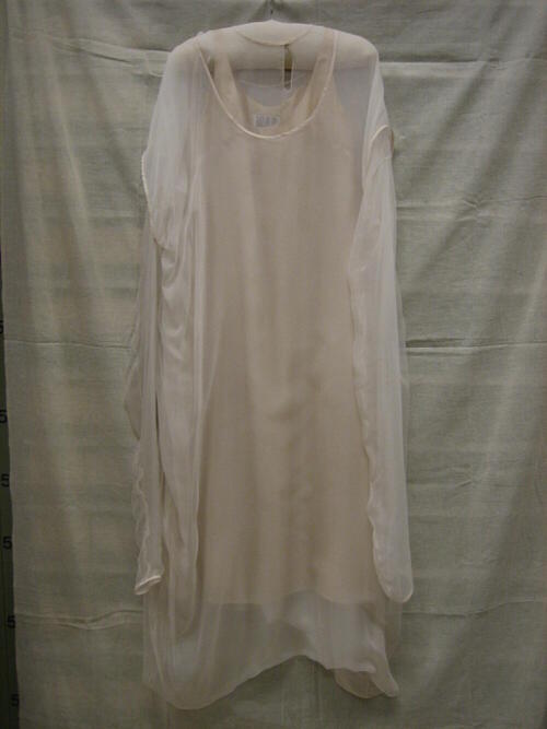 Jurk, zgn."Inside out-dress" met onderjurk van witte zijden mousseline, afgebiesd met zijden taft