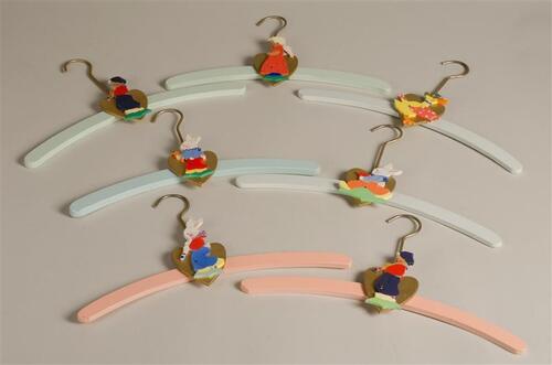 Zeven kinderkleerhangers