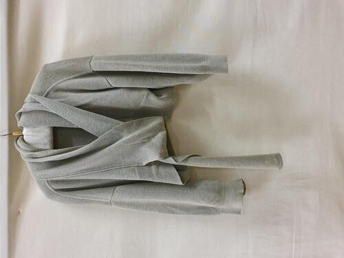 Vest van grijs glansgaren. Kort model met lange mouwen, dubbele kraag en verlengde tailleband die…