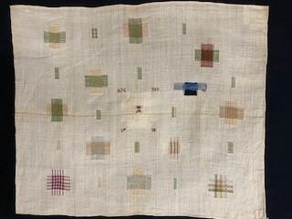Stoplap. 12 stoppen en diverse weeffiguurtjes. Zeer fijn wit linnen gewerkt in groen, beige, blauw,…