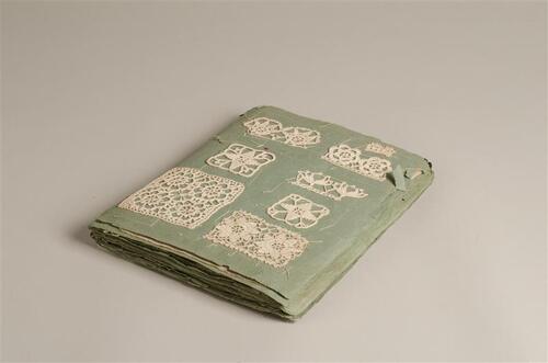Patronenalbum zonder kaft bestaande uit 22 bladen met handwerkvoorbeelden