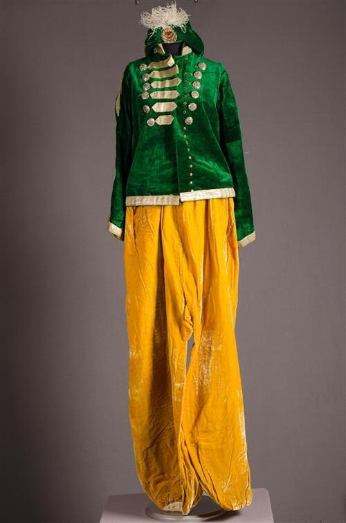 Ensemble bestaande uit jas, broek en tulband