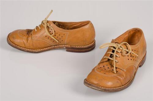 Twee paar jongensveterschoenen