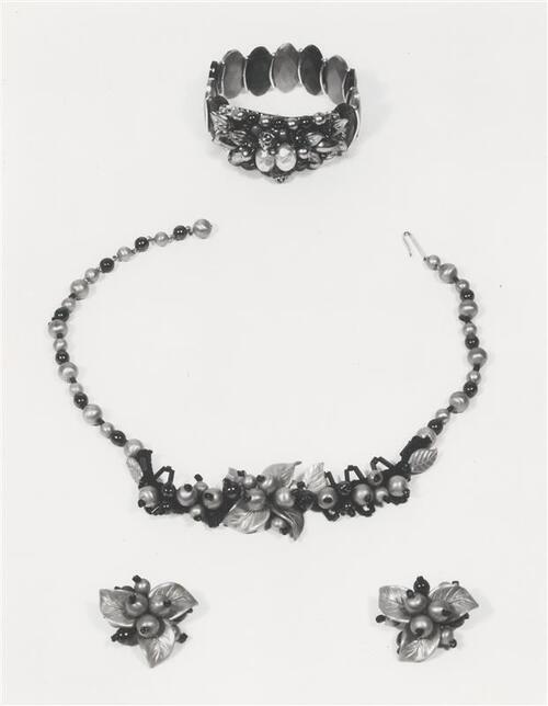 Halsketting, oorbellen en armband
