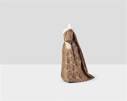 Robe à la française bestaande uit japon en overjapon