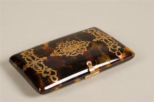 Etui met gouden ornamenten en potloodje