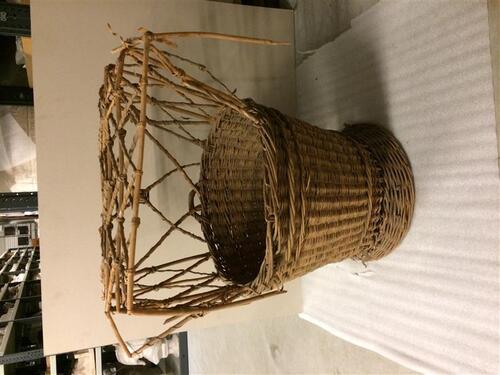 Hoge mand op houten bodem met deksel