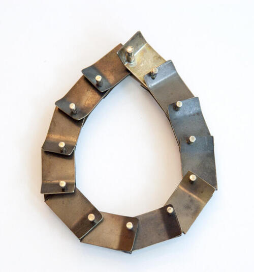 Armband met metalen plaatjes