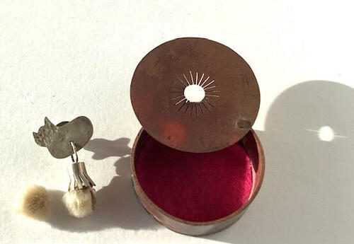 Broche met wilgenkatje