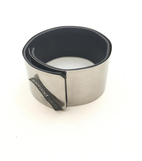 Armband van reep flexibel aluminium met aan de binnenzijde zwart rubber