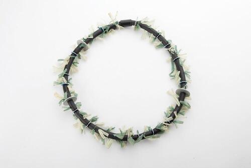 Raffia ketting