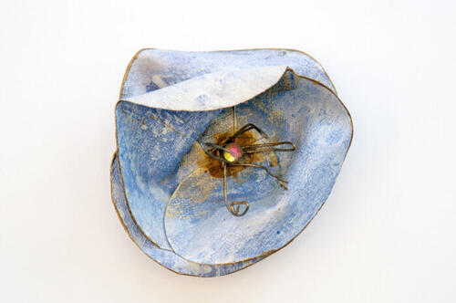 Broche van blauwe bloem
