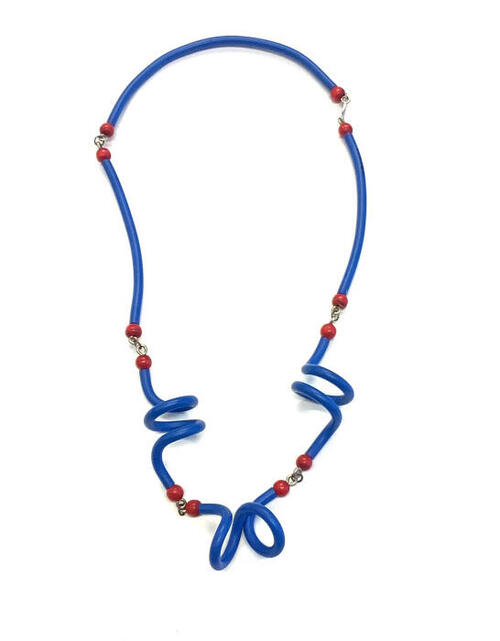 Halssieraad van blauw plastic draad