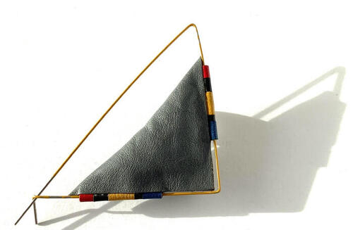 Broche van driehoekig leer