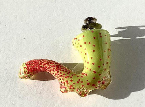 Waggly green feeler brooch
