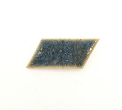 Broche in ruitvorm met een blauw/grijze versiering