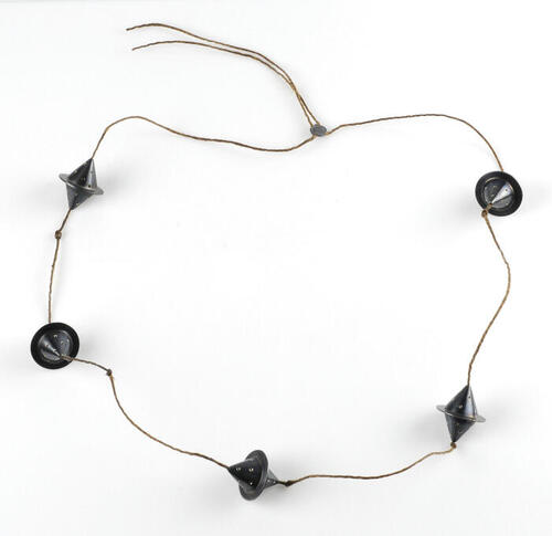 Ketting met vijf konische elementen 