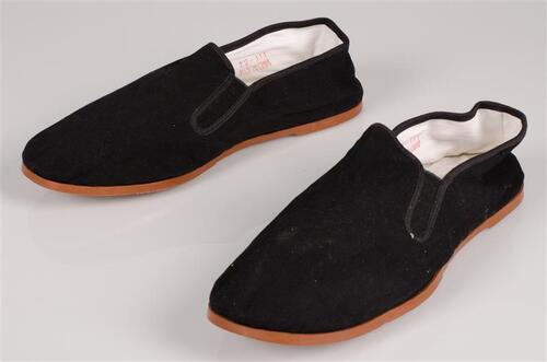 Set mannenkleding bestaande uit broek, overhemd, jack, tas, zonnebril, pet en Chinese schoenen