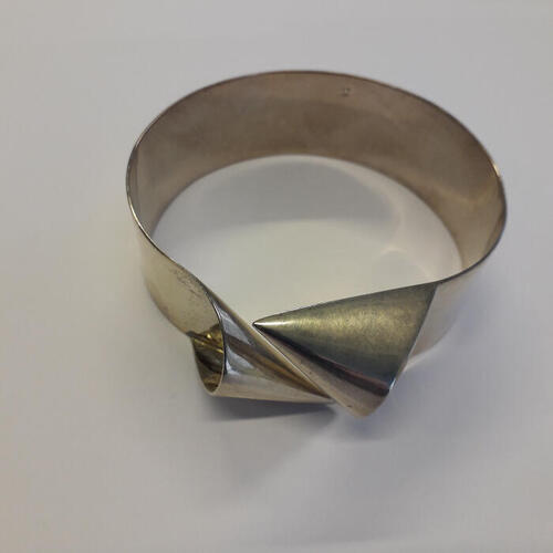 Armband met kegelvormen