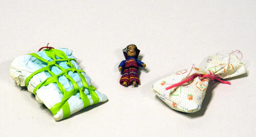 Object van papier met geknoopt groen lint 