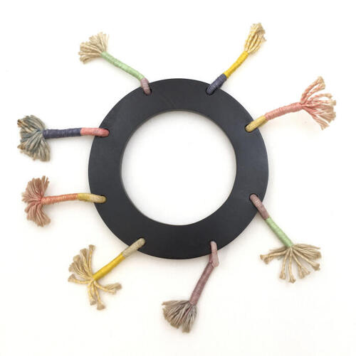 Armband met een versiering van kwastjes