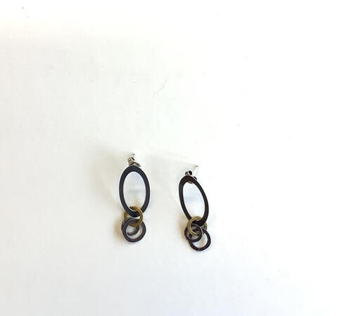 Oorsteker met ovaal met drie ringen