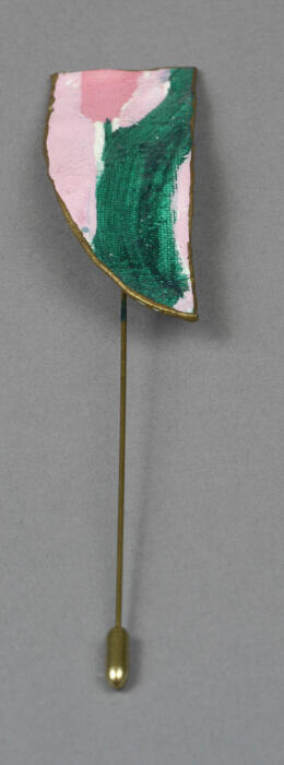 Broche J vormig