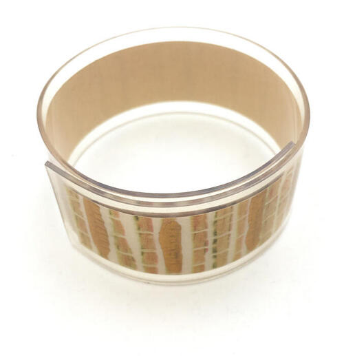 Armband van flexibel acryl met daarin een beschilderde strook papier