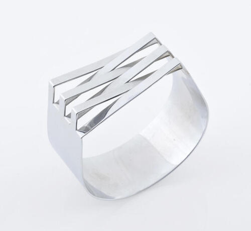 Armband met uitgezaagde en gebogen lijnen
