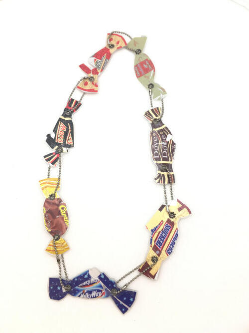 Ketting met candybars wikkels