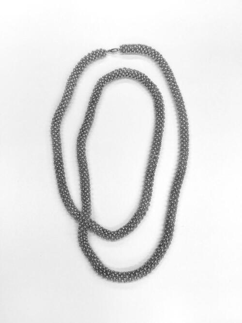 Dotted mesh collier