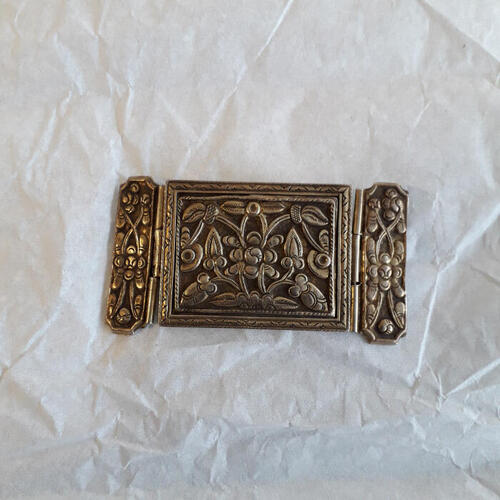 Broche van metaal met bloemmotief