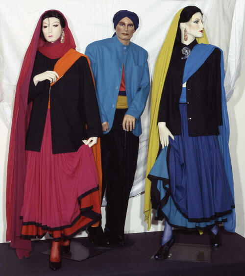Kledingset, bestaande uit een jasje, rok, shawls, kousen en schoenen