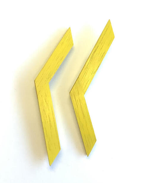 Broche met stompe hoek