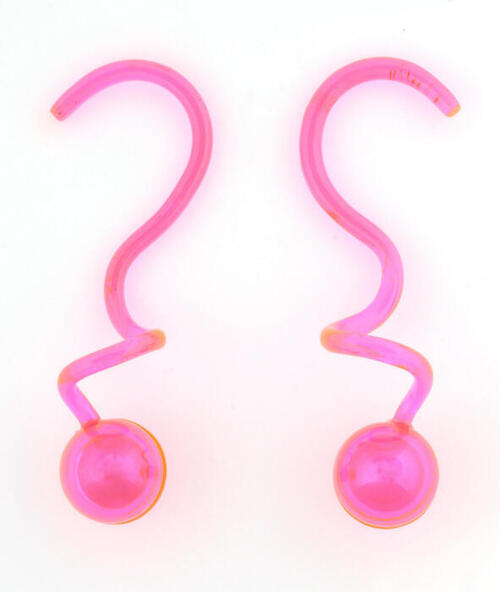 Oorhangers van roze perspex met element van zilver in bol