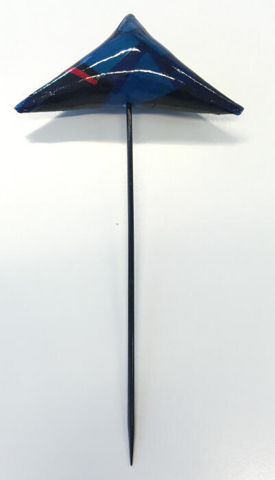 Pin met bolle driehoek