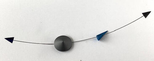 Broche met aluminium figuren