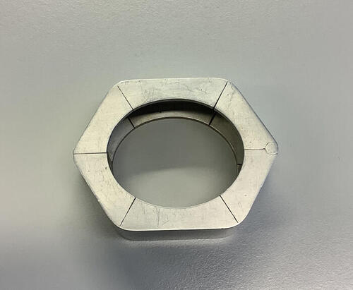 Armband van aluminium met zes hoeken en een magnetische sluiting