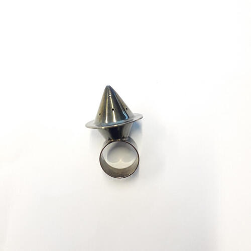 Ring van gezwart zilver met konische vorm
