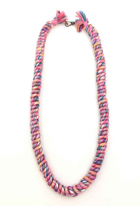 Ketting van gekleurde draden 