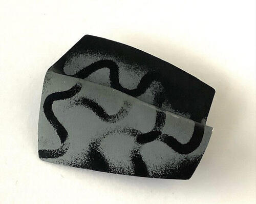 Broche met vouw en grijze versiering