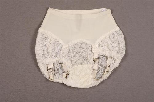 Damesonderbroek of step-in