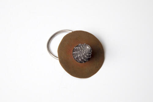 Ring met cirkel en kegelvorm