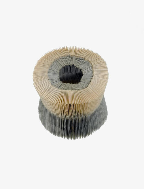 Armband van gevouwen stroken papier