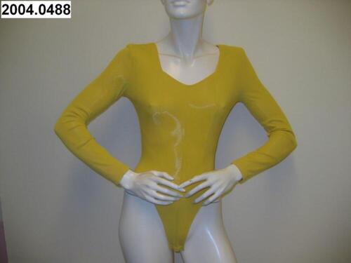 Body in gele lycra