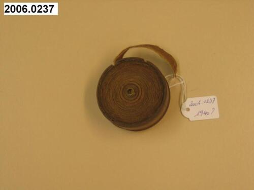 Rolmeter in bruin houten omhulsel